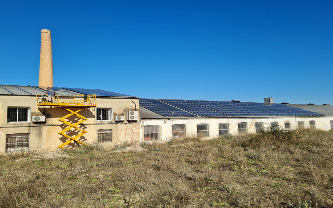 Montaje de placas solares en nave