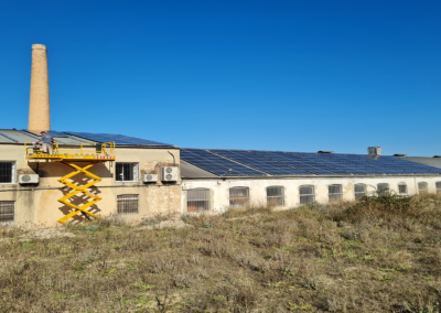 Montaje de placas solares en nave